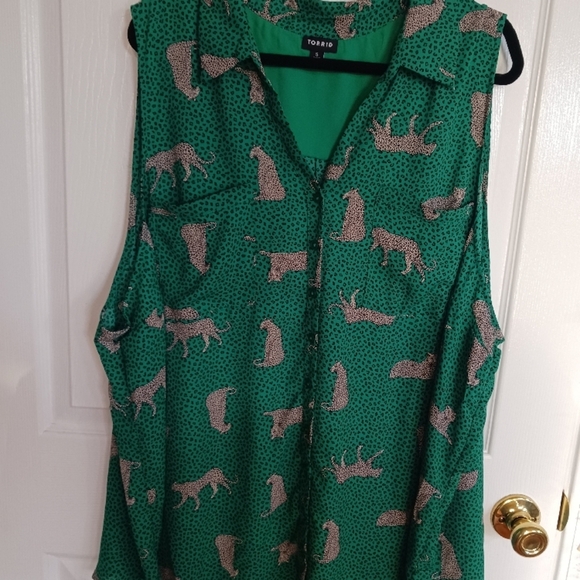 Torrid Green V-Neck Sleeveless Blouse - Picture 3 of 9